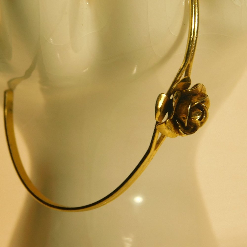 CUFF BRACELET WITH  ROSE. GOLDTONE METAL